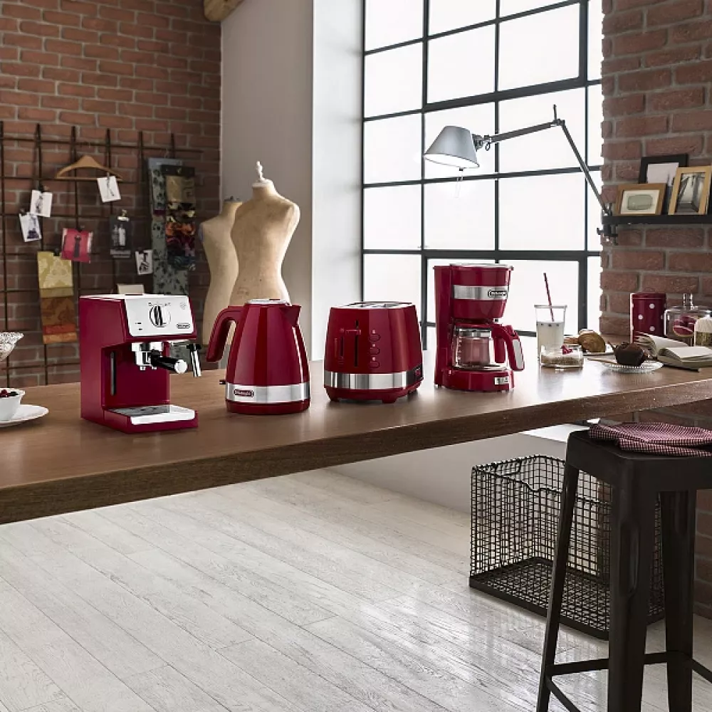 Электрочайник DeLonghi KBLA2001.R